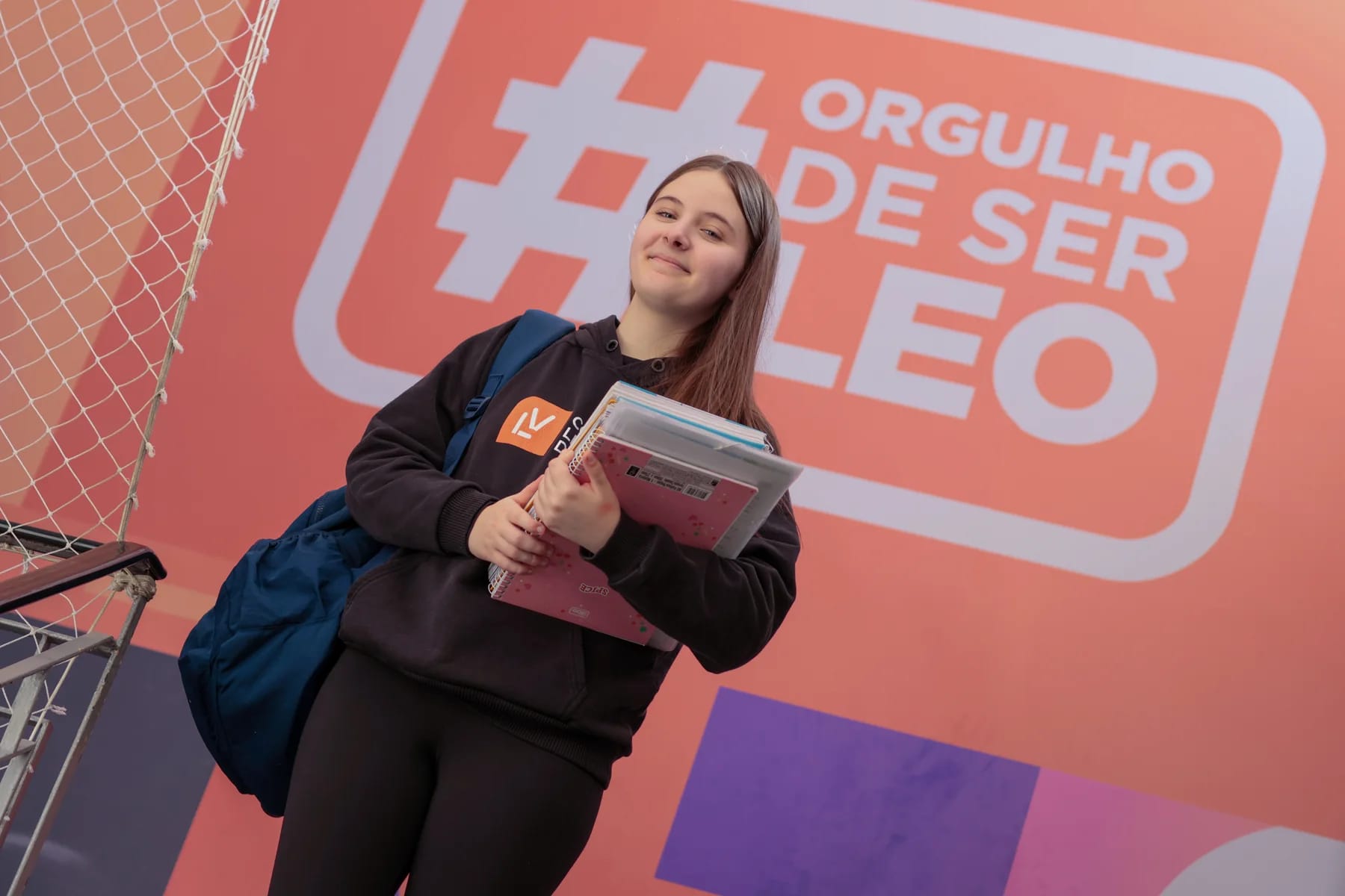 Estudante do Colégio Leonardo da Vinci em um ambiente que celebra o orgulho de ser Leo