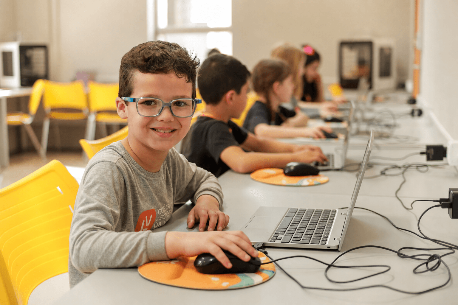 Estudante dos Anos Iniciais em uma atividade de cultura digital