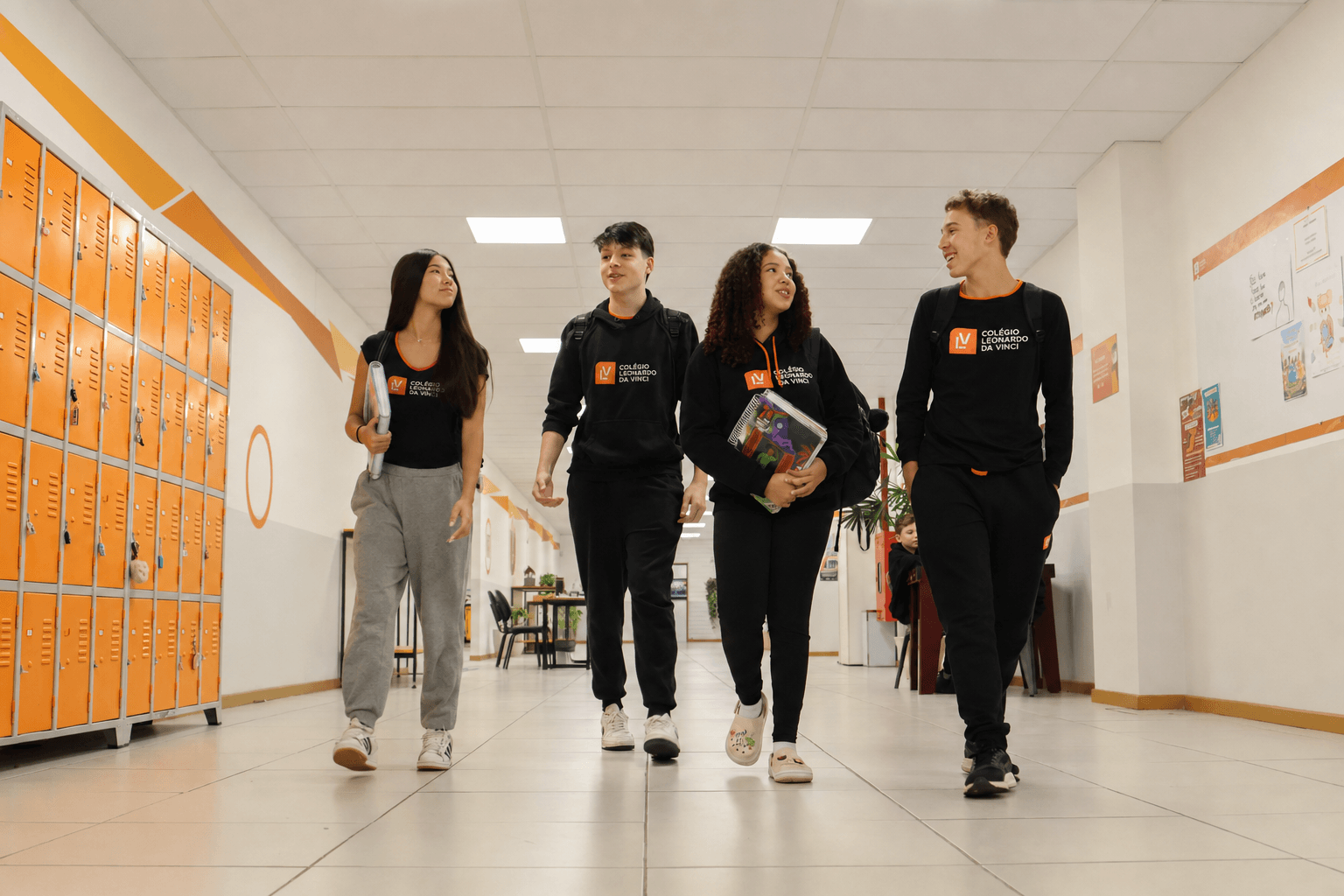 Estudantes do Ensino Médio caminhando pelos corredores do Colégio Leonardo da Vinci