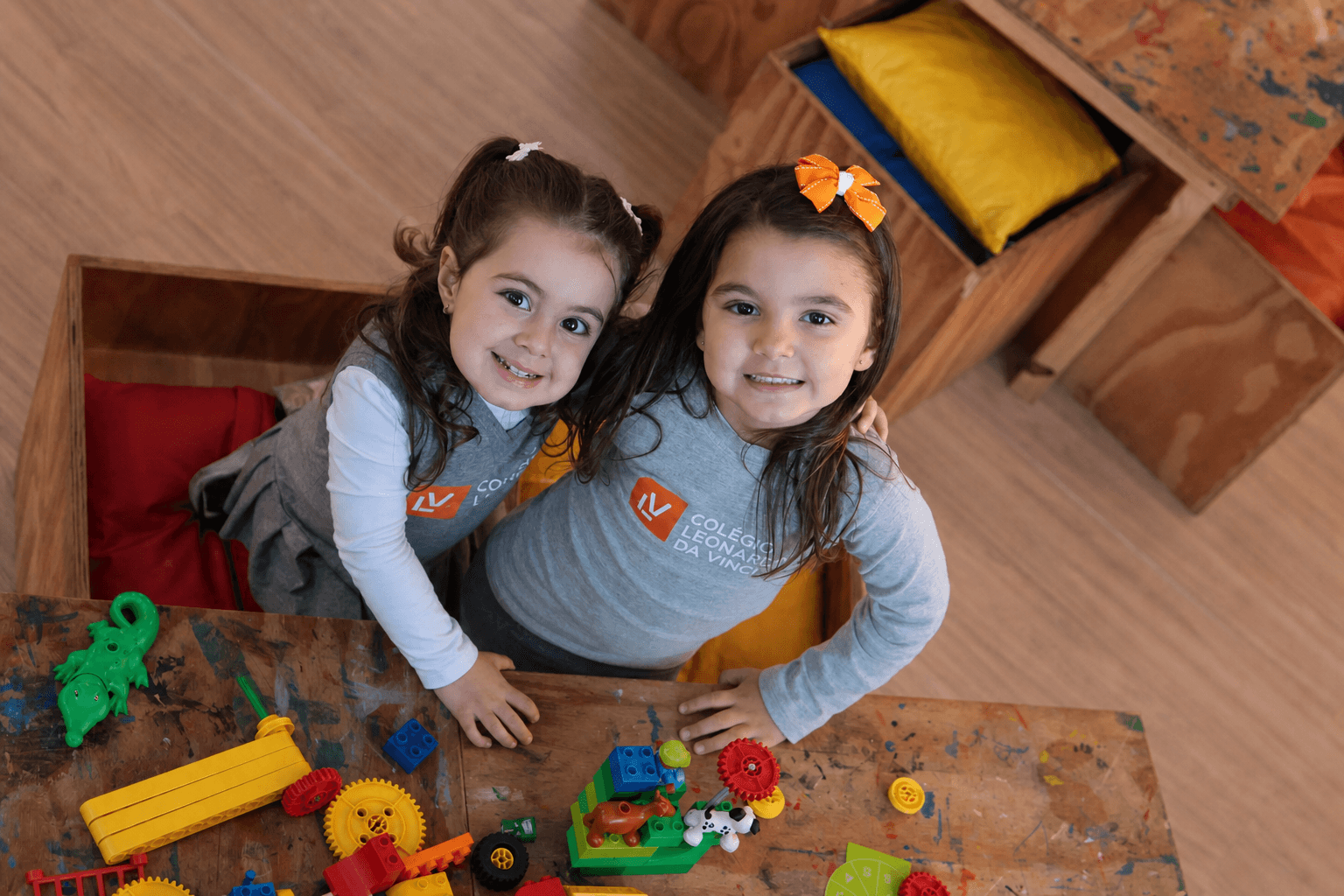 Crianças brincando em um espaço de aprendizagem da Educação Infantil