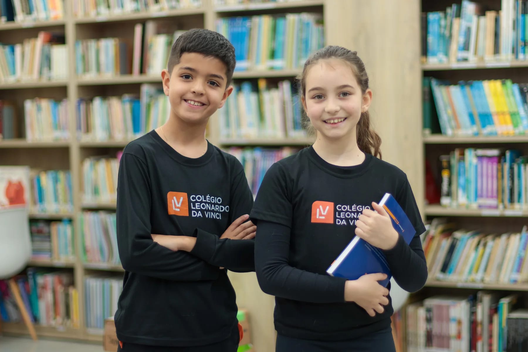 Estudantes do Colégio Leonardo da Vinci na biblioteca