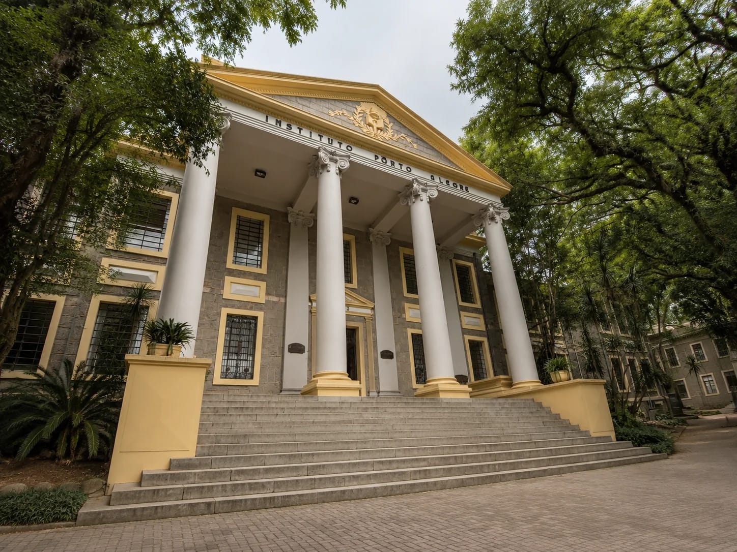 Fachada histórica da unidade Leo Alfa em Porto Alegre